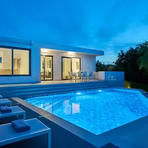  Villa Kyamon Estate Luxury